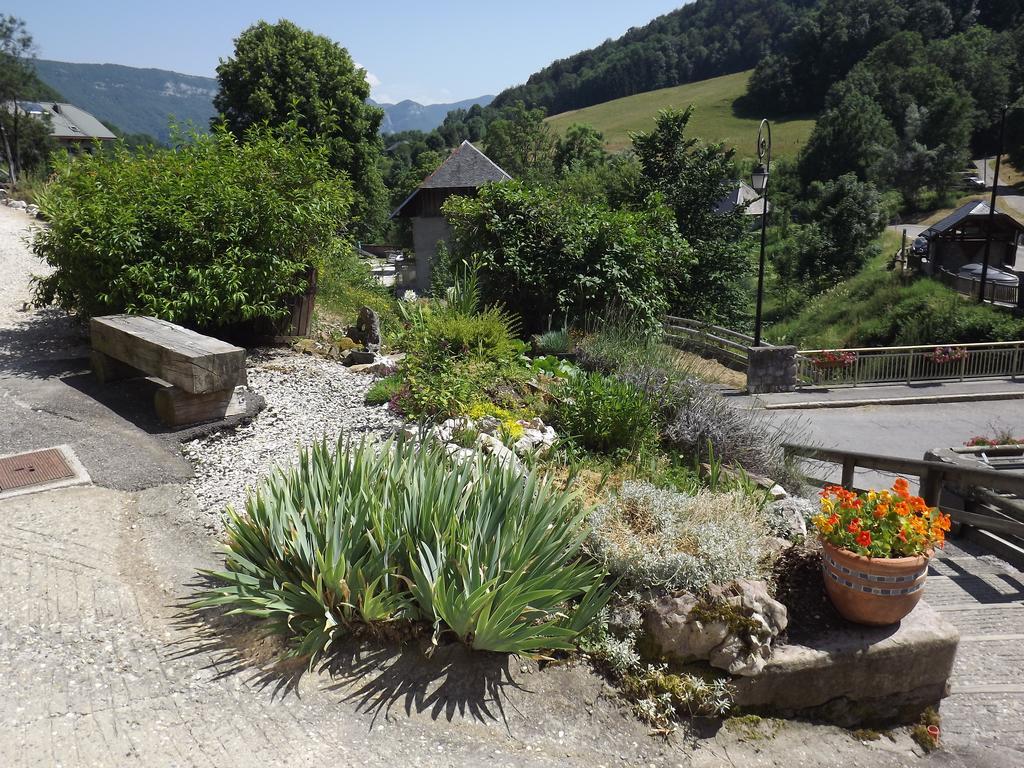 Bar Hotel Restaurant le Margeriaz Les Déserts Exterior foto